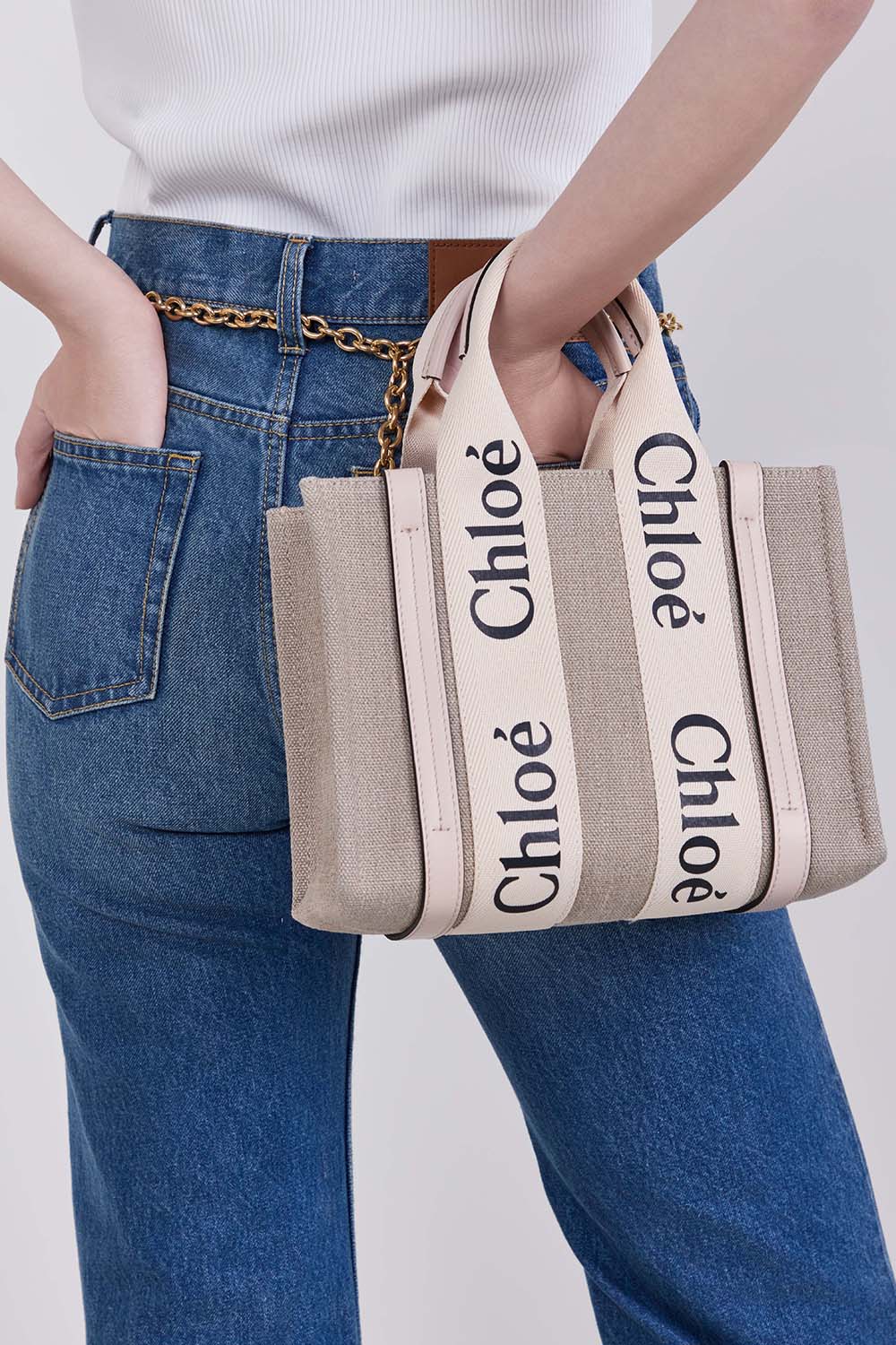 תמונת כל הלוק של תיק קרוסבודי וודי סמול